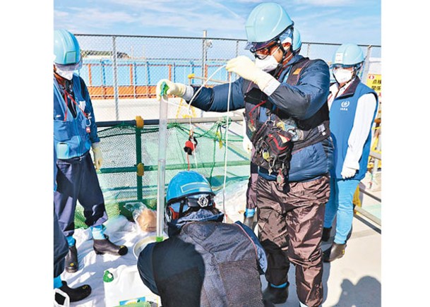 國際原子能機構專家檢測福島排海的核污水。