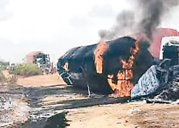 運油車與貨車迎頭相撞，引起爆炸。