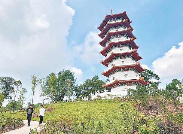 雲寶塔下方是主要通往裕華園入口。