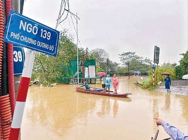 暴雨令河流水位上升，淹沒道路和房屋。