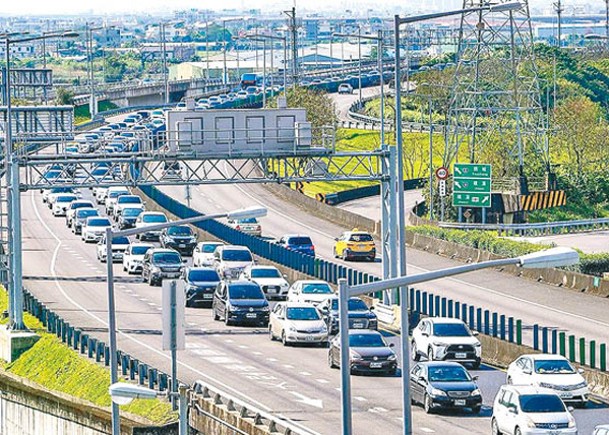 台灣交通部高速公路局預料中秋假期將出現車龍。（中時電子報圖片）