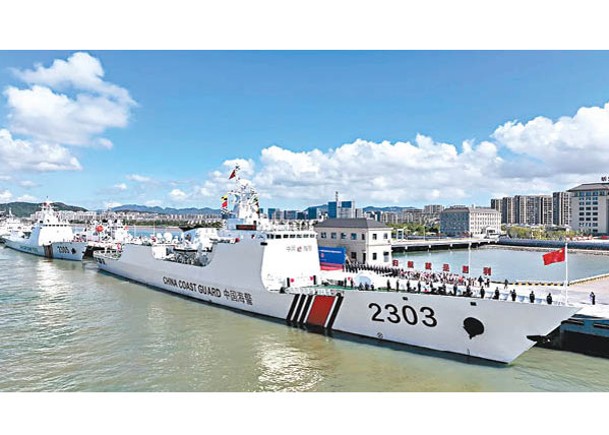 中國海警艦艇編隊梅山艦（右）和秀山艦（左）準備起航。