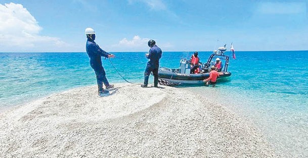 菲律賓海岸防衞隊人員登上仙賓礁。