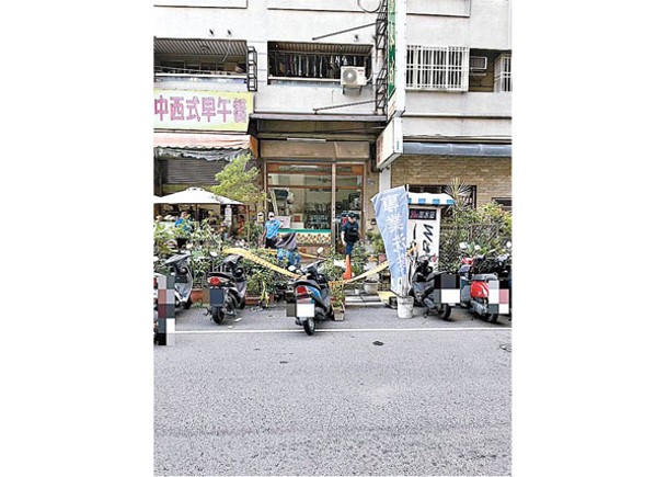 男子赤裸從高樓墮下，還砸中一輛機車及花圃。（中時電子報圖片）