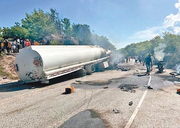 運油車在尼普斯省爆炸，造成大量傷亡。