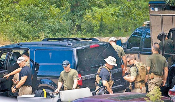 警方根據目擊者提供的線索截停勞思駕駛的汽車。