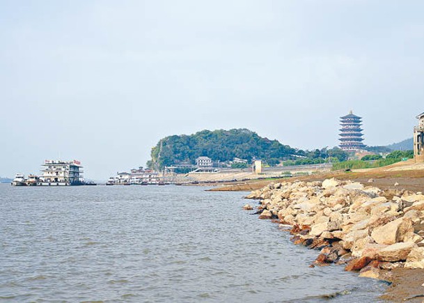 鄱陽湖跌破枯水位線。