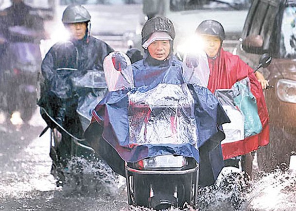 上海部分地區降雨持續，累積雨量可達大暴雨。（中新社圖片）