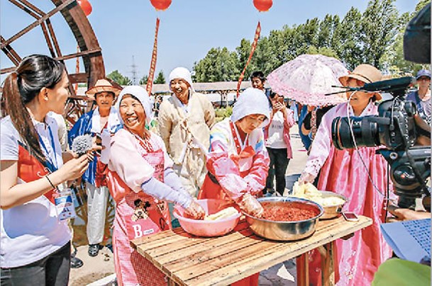 延邊州朝鮮族人民製作特色食品。