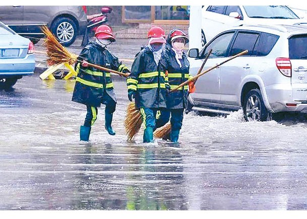 廣東持續暴雨，路面水浸嚴重。