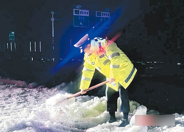 定西民警正在清理路面冰塊。