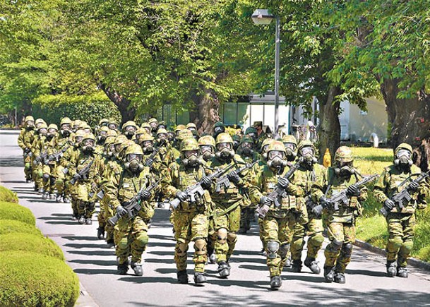 日本陸上自衞隊中央特殊武器防護隊身穿防護裝備進行化學武裝訓練。