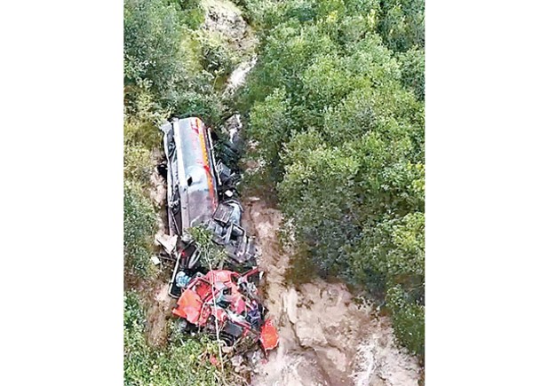 油罐車在二郎山翻下懸崖，車內兩人經搶救無效死亡。