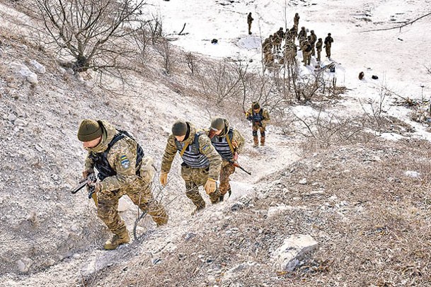 烏克蘭士兵赴前線作戰。（Getty Images圖片）