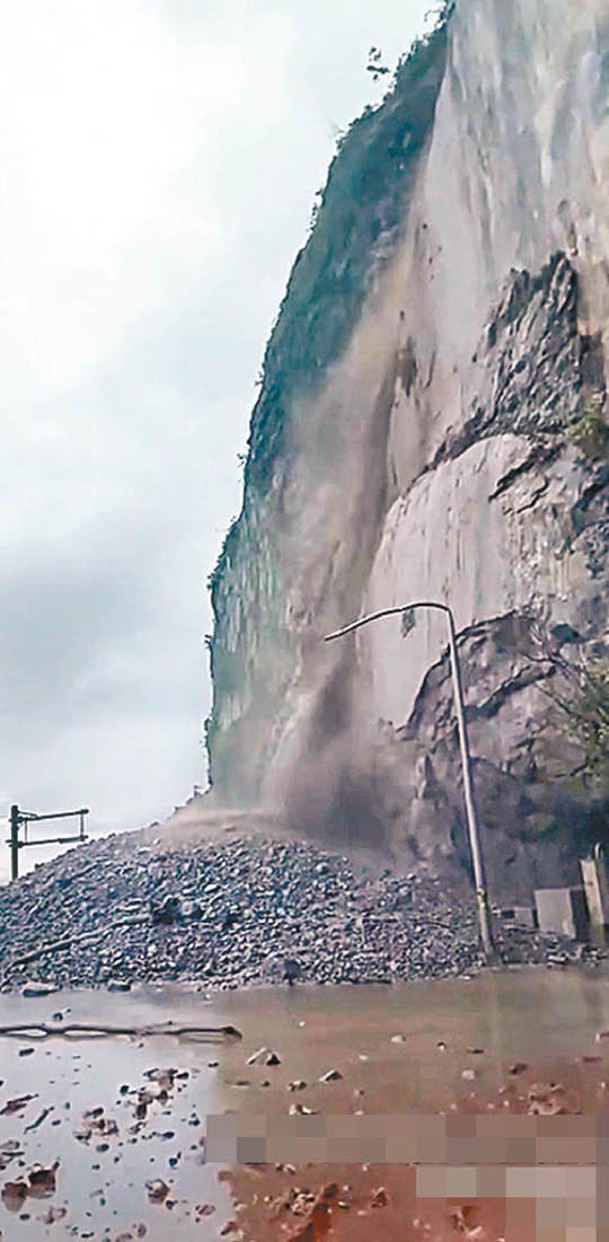 蘇花公路匯德隧道發生山泥傾瀉，一度有人受困。