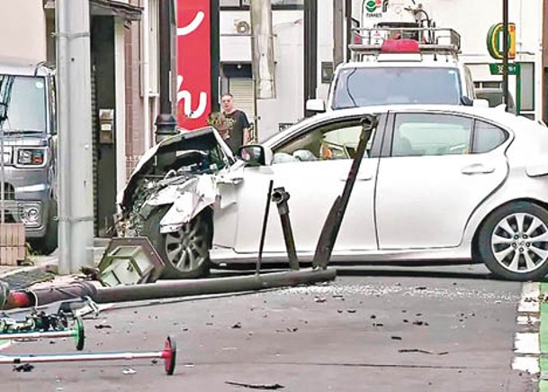 肇事車輛駛至一處十字路口時撞上從右方駛至的私家車。