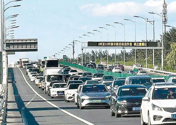 長假首日高速路車流量逾6500萬輛次