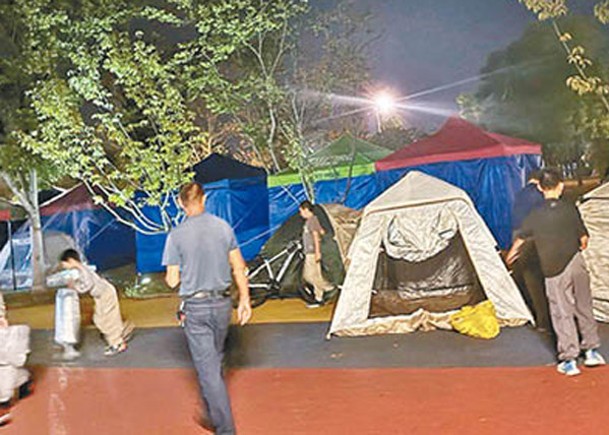 大批民眾在公園內搭帳篷露宿。