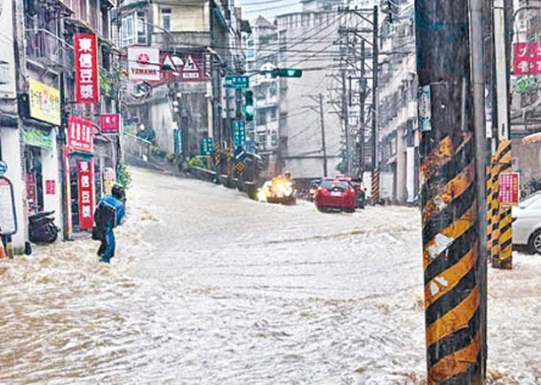 颱風山陀兒造成基隆多處水淹。（中時電子報圖片）