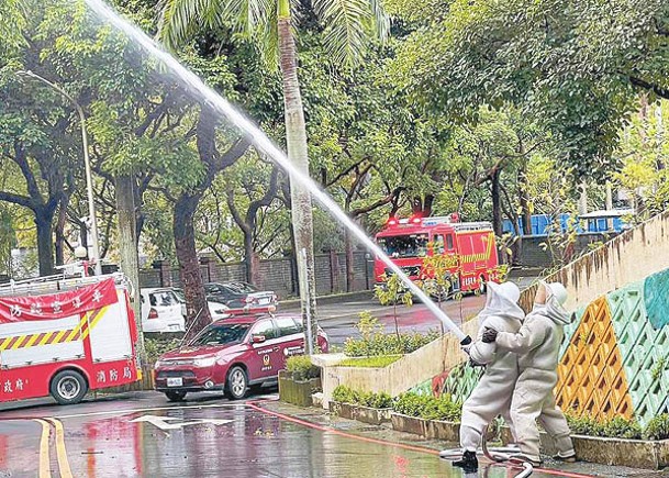 消防人員向蜂巢射水。（中時電子報圖片）