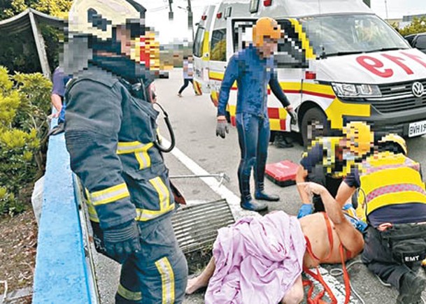 警察及消防員救起男子送醫。（中時電子報圖片）