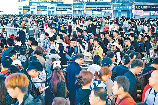 四川：大量旅客在成都車站檢票進站。