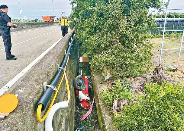 涉事劉男連人帶車摔進公路旁邊水溝。