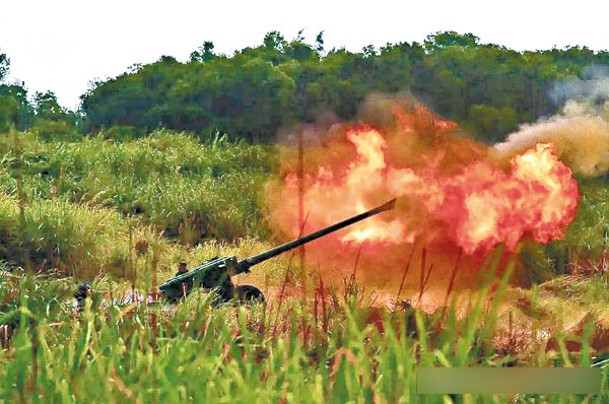 東部戰區陸軍海防某旅組織所屬炮兵分隊開展跨晝夜演練。