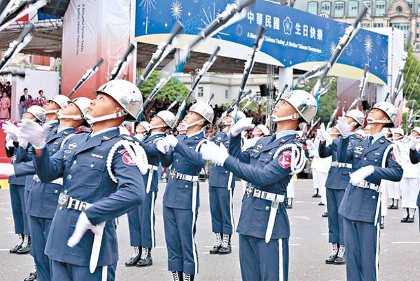 台軍三軍儀仗隊演出，拉起慶典序幕。<br>（中時電子報圖片）