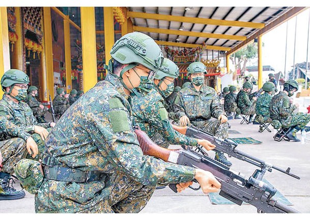 服兵役人士進行槍械訓練。