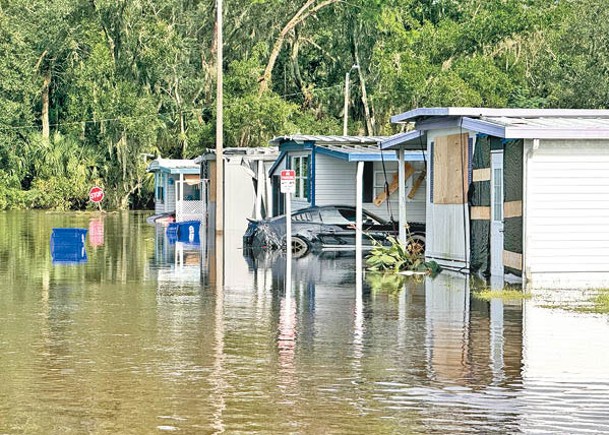 米爾頓嚴重水浸，洪水淹沒路面。