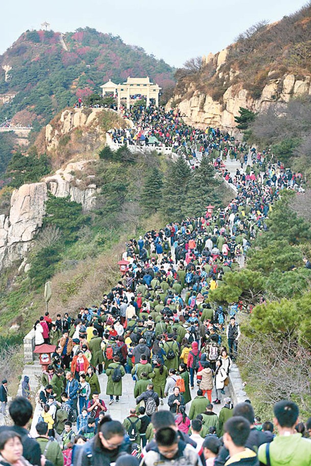 泰山人潮湧湧。（Getty Images圖片）