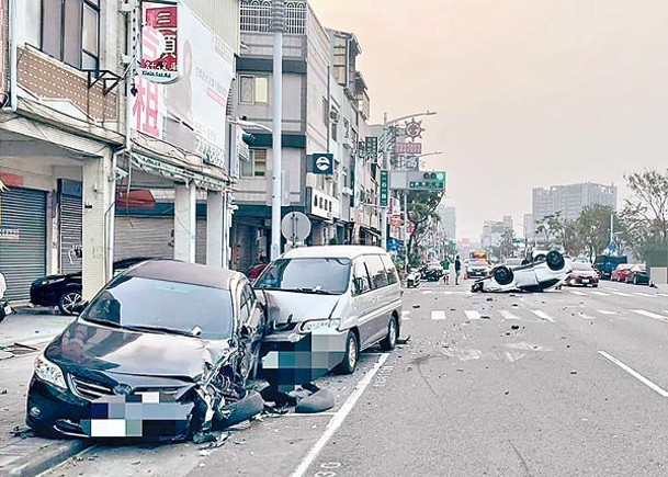 台男疑打瞌睡  失控逆向撞4車