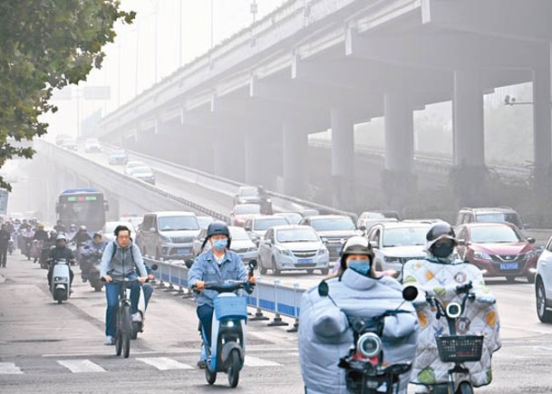 河北省氣象台發布大霧橙色預警信號。（中新社圖片）