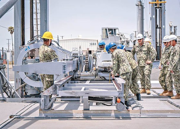 美國海軍軍人裝填垂直發射系統。