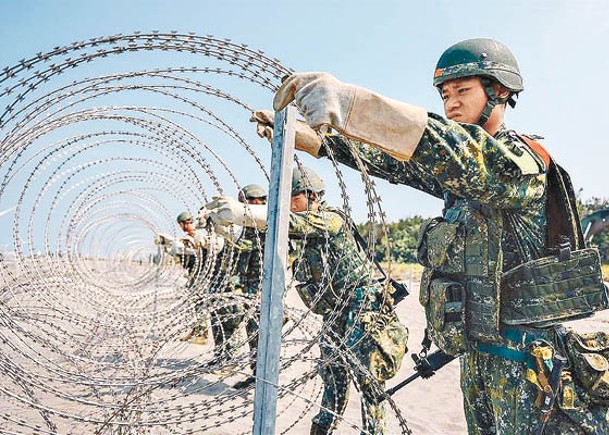 台陸軍支援營鑑測模擬建鐵絲網阻止敵軍登陸。