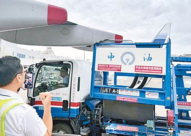 桃園國際機場發生加油車撞客機機翼意外。