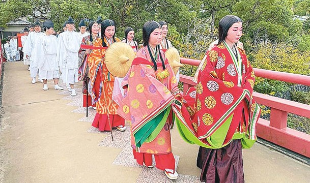 活動重現紫式部出遊時，其和服衣襬由身後侍女挽起的貴族氣派。