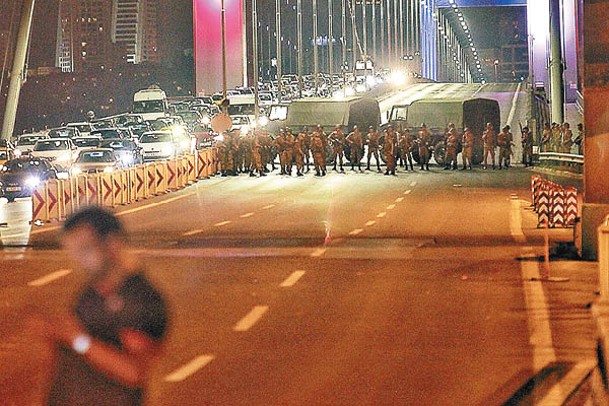 軍人當年封鎖博斯普魯斯大橋。（Getty Images圖片）