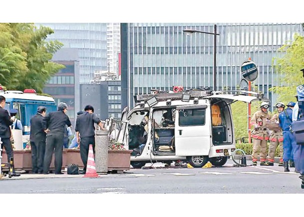 警方在首相官邸外調查臼田敦伸駕駛的車輛。