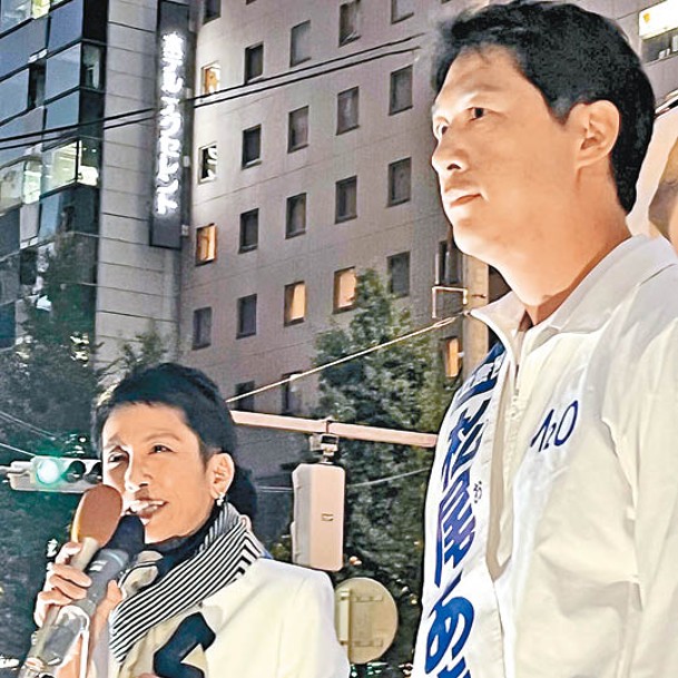 蓮舫（左）發表街頭演說，聲援立憲民主黨候選人松尾明弘（右）。