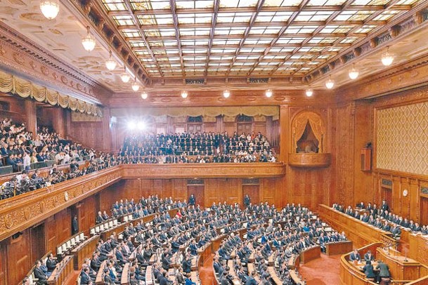 日媒民調顯示，自民黨可能沒法單獨拿下過半數議席。（Getty Images圖片）