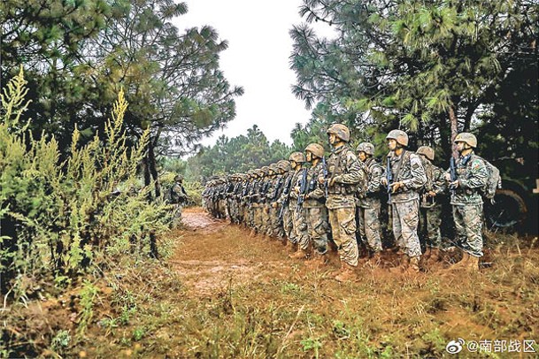 解放軍於密林展開實戰化訓練。