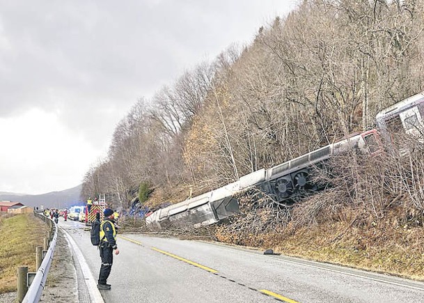 挪威一列客運列車在諾爾蘭郡出軌釀成傷亡。