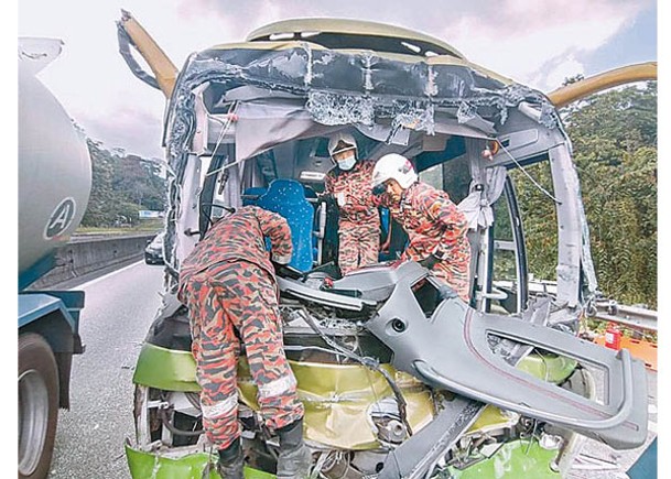 旅遊巴車頭部分嚴重損毀。