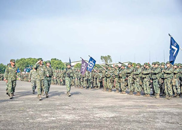 台軍出動大批士兵演練。