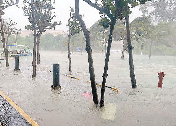 永興島路面出現海水倒灌。