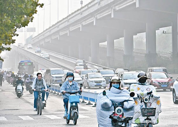 石家莊市民在空污中出行。