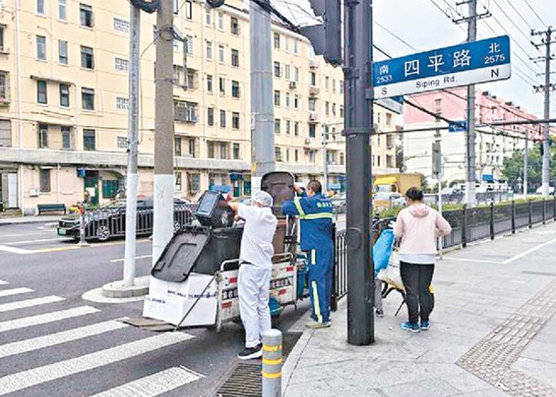 清潔工運走店舖垃圾。