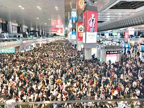 大批旅客滯留在南京南站，候車大廳人頭湧湧。